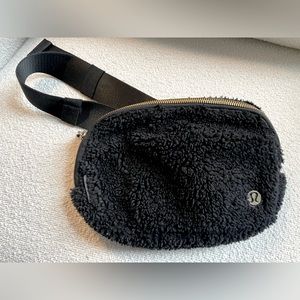 Lululemon Everywhere Belt Bag- Black Fleece